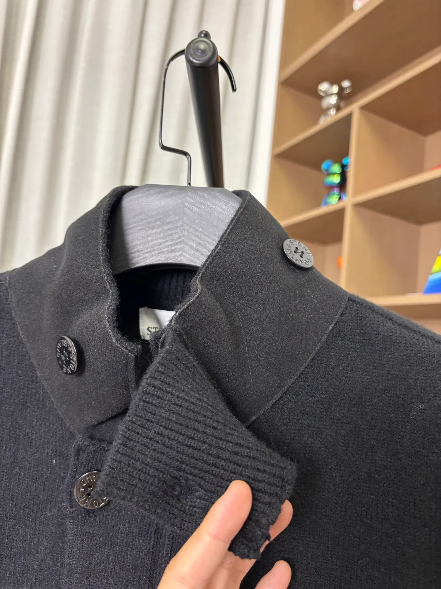 P340 Style number: DC218# Stone Island knitted woolen splicing wool cardigan jacket. The whole garment is made with high-quality machines imported from Germany. Three types of machines. Three weaving methods. The process is complex and tedious. Customized color-dyed wool➕wool stitching with high gram weight, high density and ultra-high quality. The wool is soft, delicate and skin-friendly, and feels soft and silky! The inside is a zipper design and the outside is a button design. The whole garment has nine buttons. It weighs more than 1 kilogram. Color: black. Size: S-M-L-Xl.